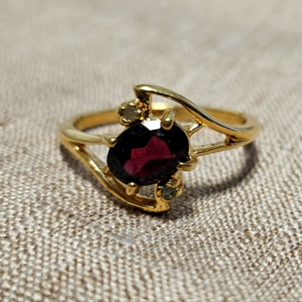 Vintage Style Oval Garnet Ring, 10K Gold, Split Shank Design